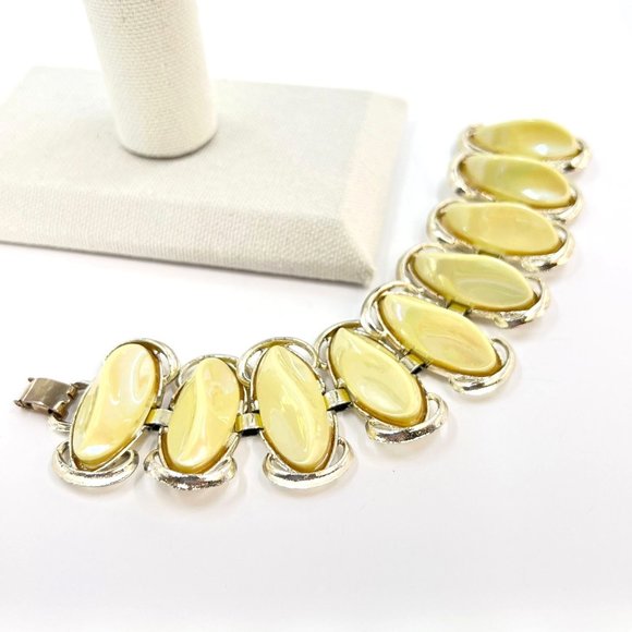 Unbranded Jewelry - Chunky Iridescent Yellow Bright Gold Tone 7” Statement Bracelet